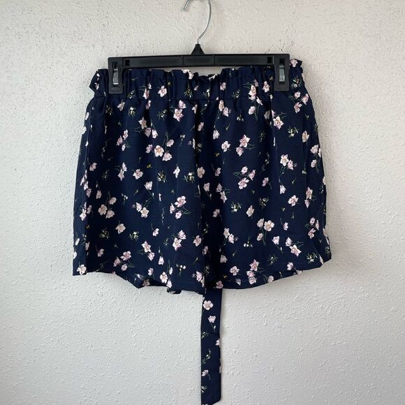 ROMWE Pants - Romwe Navy Blue Floral Shorts Size L EUC